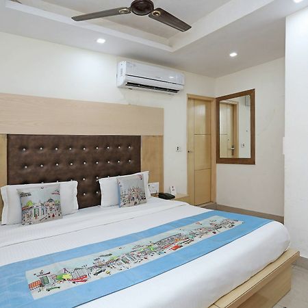 Oyo 9233 Hotel Cottage Lord Krishna New Delhi Buitenkant foto