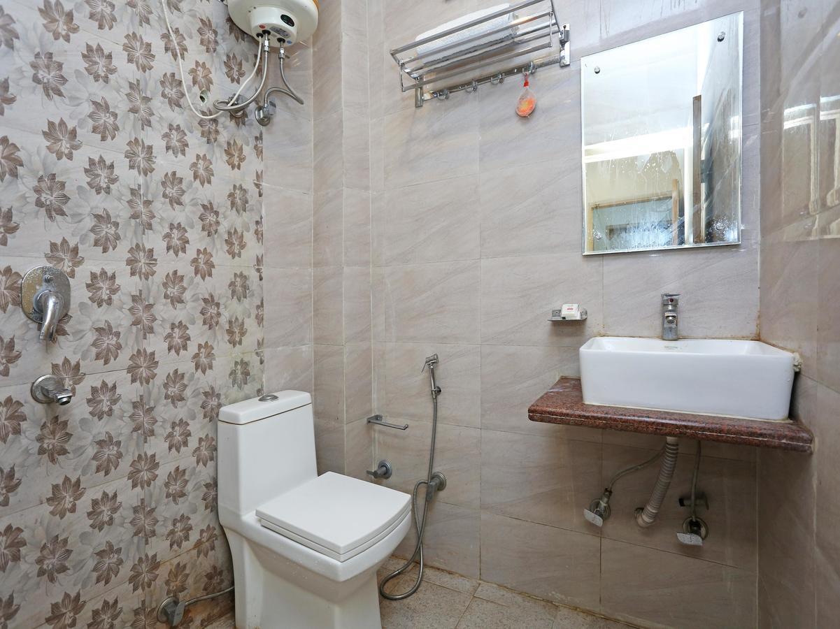 Oyo 9233 Hotel Cottage Lord Krishna New Delhi Buitenkant foto