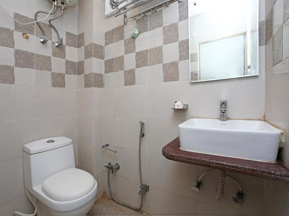 Oyo 9233 Hotel Cottage Lord Krishna New Delhi Buitenkant foto