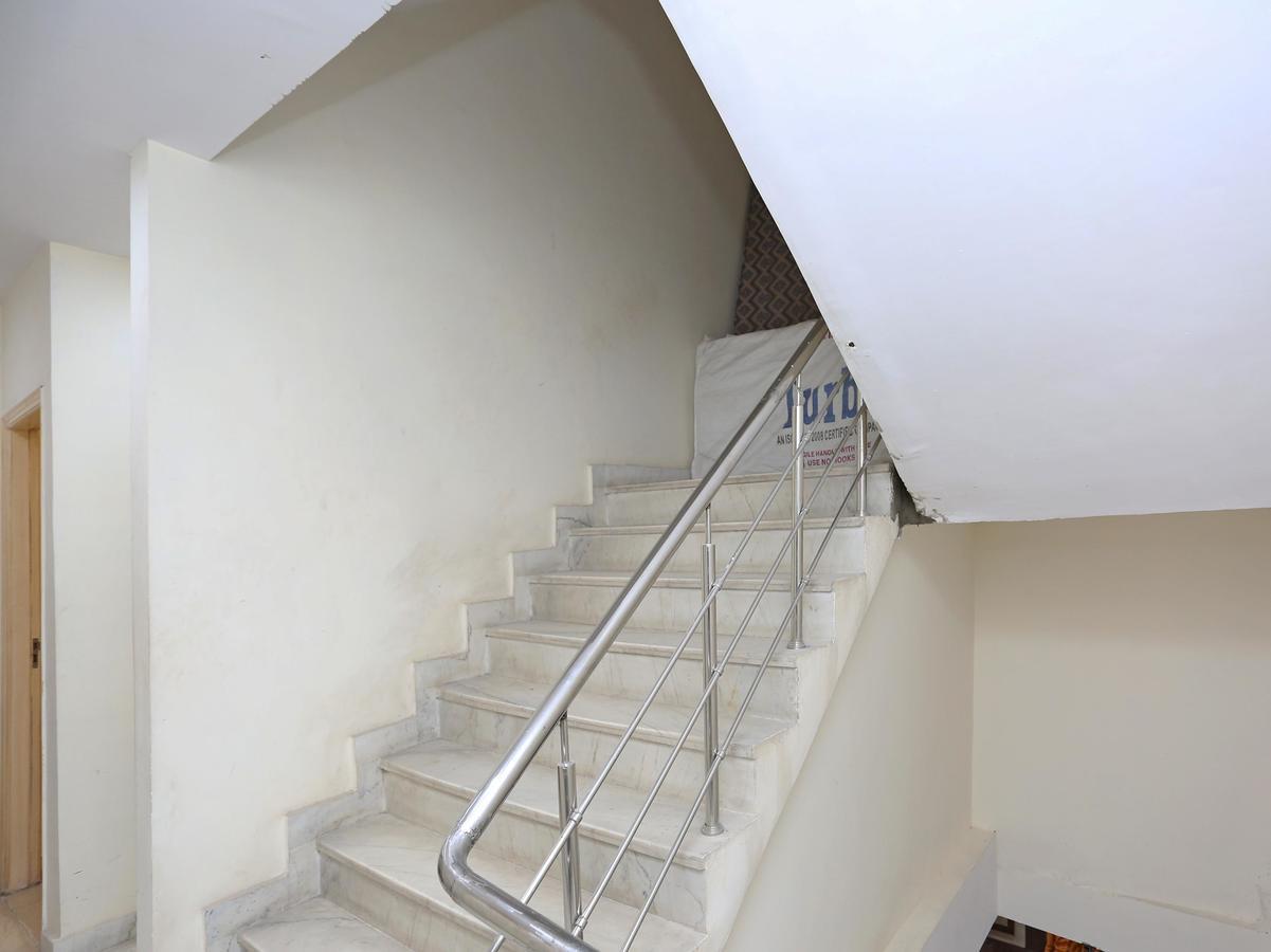 Oyo 9233 Hotel Cottage Lord Krishna New Delhi Buitenkant foto