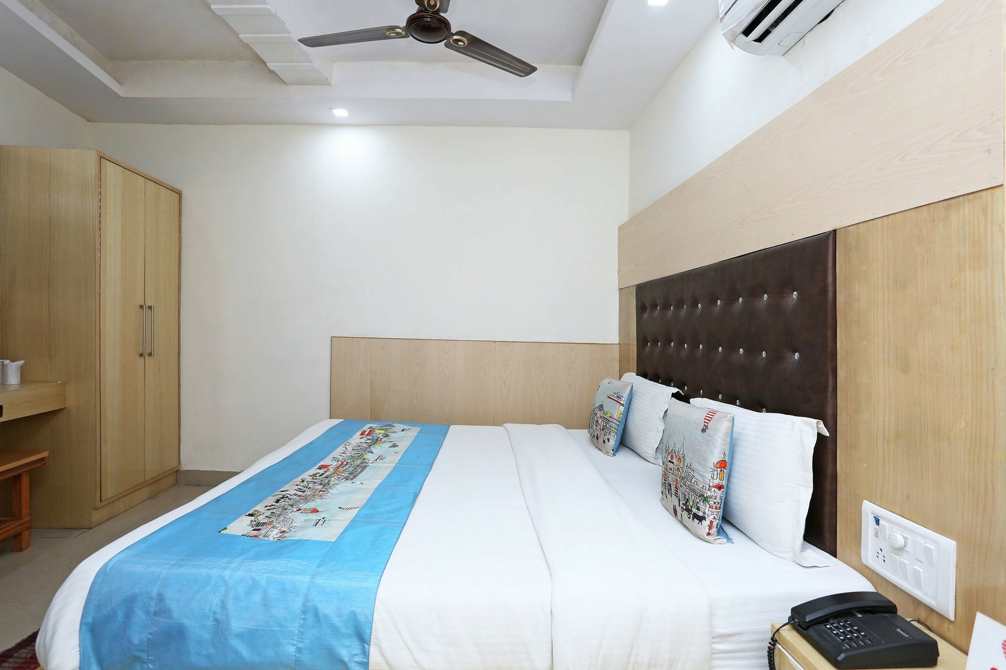 Oyo 9233 Hotel Cottage Lord Krishna New Delhi Buitenkant foto